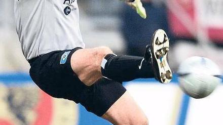 Mit Hand und Fuß. Am Dienstag verpflichtete der Klub den früheren HSV-Torwart Martin Pieckenhagen. 