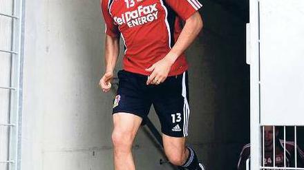 Rasen am Ende des Tunnels. Michael Ballack brennt darauf, endlich wieder Fußball zu spielen und Leverkusen in den Europapokal zu führen. Foto: dpa