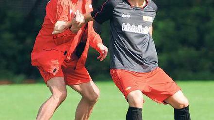 Uwe Neuhaus, 50, hier links im Trainingszweikampf mit Santi Kolk, trainiert den 1. FC Union seit 2007. Er übernahm die Köpenicker in der Regionalliga, am Freitag startet er mit Union bei Alemannia Aachen in seine zweite Zweitligasaison. 