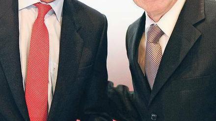 Gute Freunde kann niemand trennen. Rauball (rechts) ernannte Beckenbauer zum „Ehrenangehörigen“ der DFL. Foto: dpa