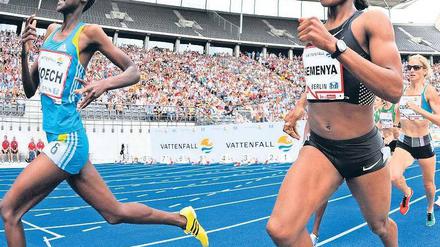 Rückkehr nach 368 Tagen. Caster Semenya (rechts) war wie schon bei der WM 2009 im Olympiastadion nicht zu schlagen. Foto: ddp