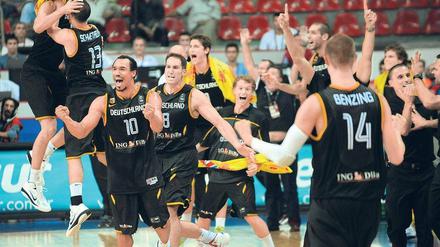 Große Jungs, große Gefühle. Deutschlands Basketballer bejubeln den Sieg. Foto: dpa