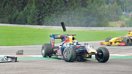 Die etwas andere Ehrenrunde. Sebastian Vettel patzte mit seinem Red Bull am Wochenende schon das zweite Mal in Folge. 