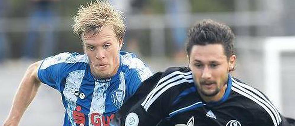 Nur zweite Wahl. Albert Streit (r.) spielt mit Schalke II gegen Bochum II. Foto: p-a/dpa
