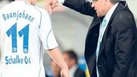 Schalkes Trainer Felix Magath macht Alexander Baumjohann vor, wie es laufen müsste.
