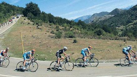 Einsam auf der Landstraße. Das Vuelta-Feld durchquert Spanien. 