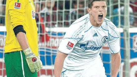 Es geht doch. Klaas-Jan Huntelaar erzielt den Siegtreffer nach einer durchwachsenen Leistung für Schalke. Freiburgs Torwart Oliver Baumann kann es nicht fassen. Foto: dpa