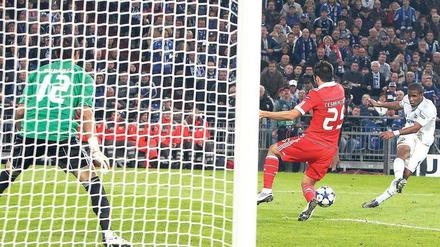 Er bricht den Bann. Jefferson Farfan erzielt nach 72 Minuten das erlösende 1:0 für den FC Schalke 04. Foto: Fishing4