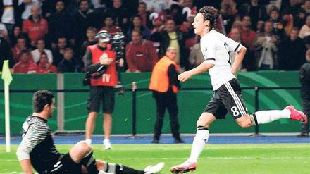 Der Ball ist drin. Mesut Özil überwindet Volkan Demirel und genießt still. Foto: dpa