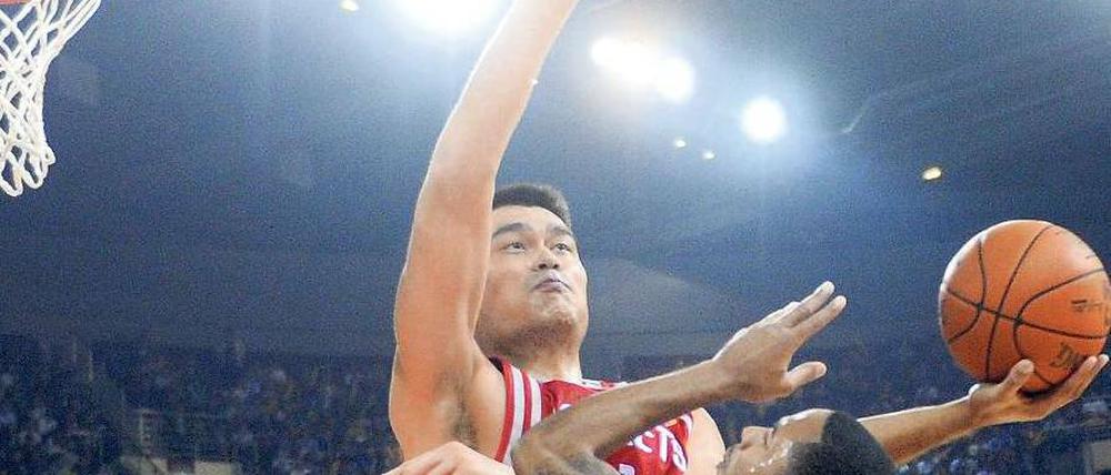 Der letzte Star. Profibasketballer Yao Ming (l.) ist einer der wenigen chinesischen Sportler, die international bekannt sind. Foto: AFP