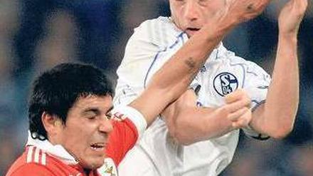 Klar im Kopf. Schalkes Rakitic (r.) hat seine Gehirnerschütterung überstanden. Foto: dapd