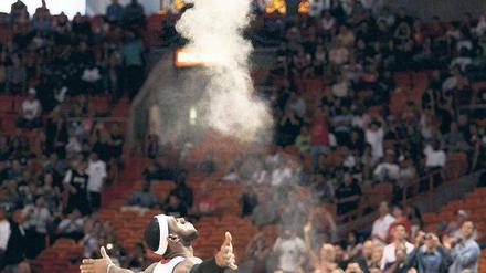 Einer der drei Zauberer. LeBron James zeigt seinen Lieblingstrick vor dem Spiel. Foto: AFP