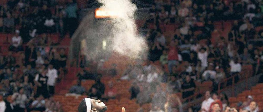 Einer der drei Zauberer. LeBron James zeigt seinen Lieblingstrick vor dem Spiel. Foto: AFP
