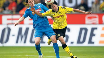 Keinen Schritt zurück! Dortmunds Shinji Kagawa (rechts) im Duell mit dem Hoffenheimer Sebastian Rudy. Foto: Reuters