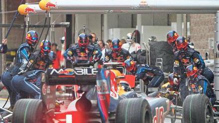 Die rote Lampe brennt. Bei Sebastian Vettel erlosch der Motor zu früh. Ist er nun in seinem Team aus dem WM-Rennen? Foto: dpa