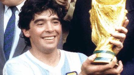 Es war ja seiner... Diego Maradona und der WM-Pokal. Foto: dpa