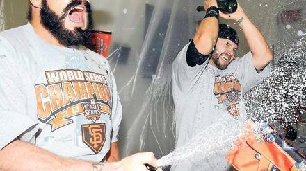 Hoch die Flaschen. Die Giants Brian Wilson (links) and Cody Ross feiern den Titel feucht und fröhlich. Foto: dpa