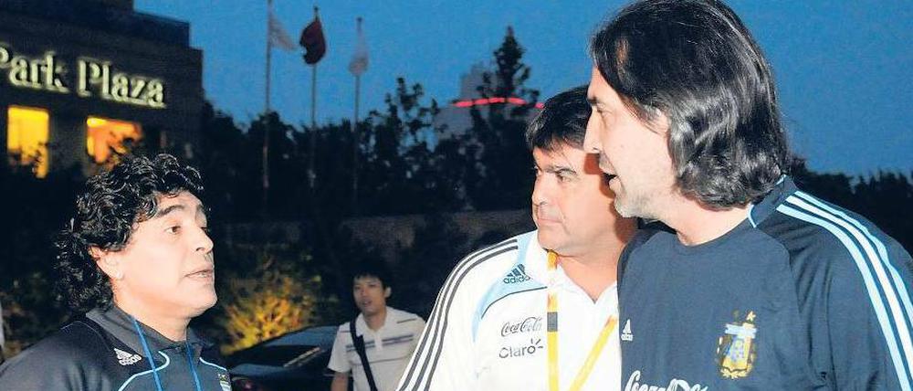 Der Spott Gottes. Diego Maradona (l.) hat für den neuen argentinischen Trainer Sergio Batista (r.) keine guten Worte übrig.