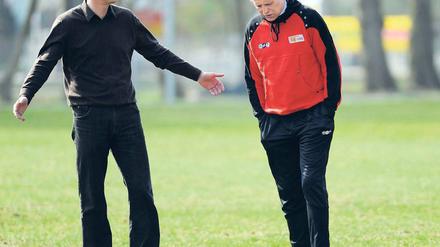 Sprich mit mir! Teammanager Christian Beeck (l.) und Trainer Uwe Neuhaus müssen Entscheidungen gemeinsam treffen.