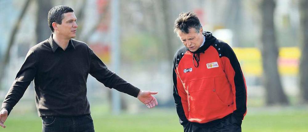 Sprich mit mir! Teammanager Christian Beeck (l.) und Trainer Uwe Neuhaus müssen Entscheidungen gemeinsam treffen.