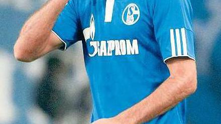 Von der Hand in den Mund. Schalkes Stürmer Raúl wird endlich effektiv. Foto: dpa