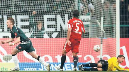 Abdrehen zum Abfeiern. Marco Reus überwindet Bayerns Torwart Jörg Butt mit einem Flachschuss zum 2:2. Foto: Reuters