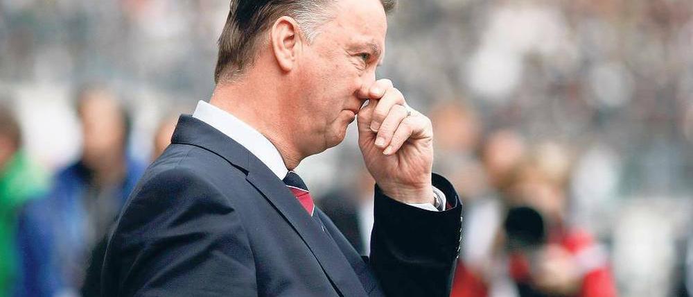 Erst schweigen, dann brüllen. Louis van Gaal wartet auf den Anpfiff. Am Ende wird er seine Spieler in der Kabine anschreien. Foto: Reuters