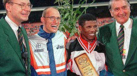 Dieter Baumann, 45, wurde 1992 Olympiasieger über 5000 Meter. Haile Gebrselassie, 37, gewann 1996 und 2000 Olympiagold über 10 000 Meter und hält unter anderem den Weltrekord im Marathon, den er 2007 in Berlin aufstellte und 2008 ebenfalls in Berlin auf 2:03:59 Stunden verbesserte. Das Foto zeigt beide beim Meeting in Zürich 1997. 