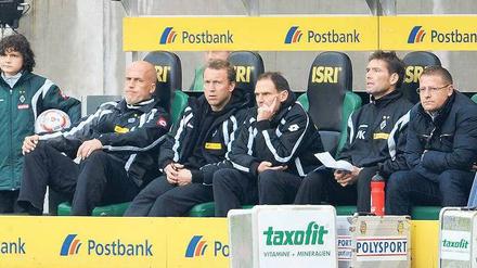 Sicher auf der Bank. Sportdirektor Max Eberl (ganz rechts) weiß, was er an seinem Trainer Michael Frontzeck hat. Foto: Imago