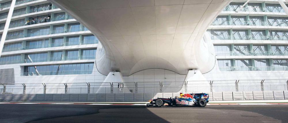 Durchfahrt im Untergeschoss. Sebastian Vettel jagt mit seinem Red Bull durch das spektakuläre Hotelraumschiff an der Strecke in Abu Dhabi.