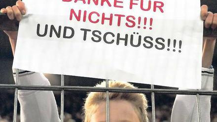 In den Kaffee gespuckt. Die Kölner Fans kritisieren die Personalpolitik von Michael Meier (r.) – das schmeckt ihm gar nicht. Fotos: dpa, Reuters
