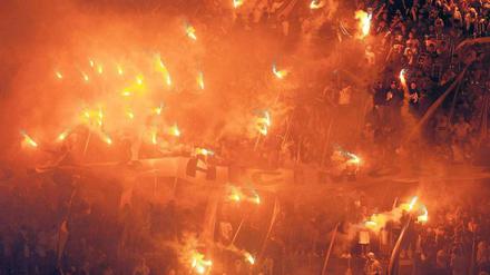 Akt der Dummheit. Boca-Fans werfen gelbe Nebelkerzen auf River-Fans. Foto: Reuters