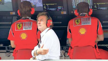 Panne am Kommandostand. Ferrari-Präsident Luca di Montezemolo steht an der Boxenmauer, wo die verhängnisvolle Strategie für Fernando Alonso ersonnen wurde. 