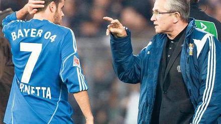 Zugriff. Trainer Jupp Heynckes (hier mit Tranquillo Barnetta) soll Bayer Leverkusen in die Champions League führen. Foto: dapd