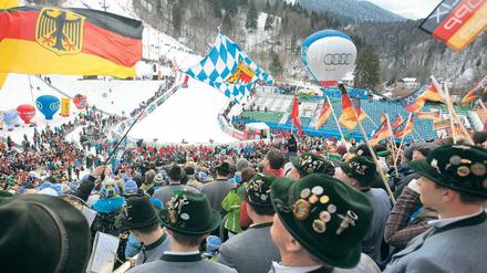 Zünftige Stimmung. Beim Weltcup-Slalom am Gudiberg von Garmisch-Partenkirchen geht es ziemlich bayerisch zu. Foto: p-a/Augenklick
