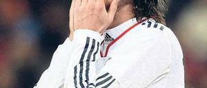 Chance vergeben. Bayerns Gomez köpft in der 90. Minute über das Tor. Fotos: Reuters