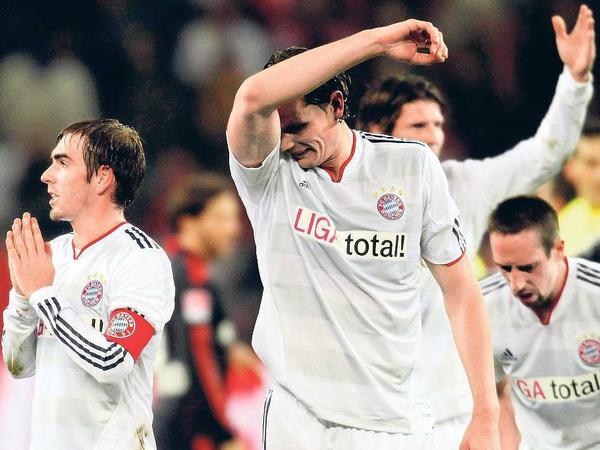 Beten und schimpfen. Die Münchner Spieler schmerzt der Verlust von zwei Punkten in Leverkusen. Foto: dapd