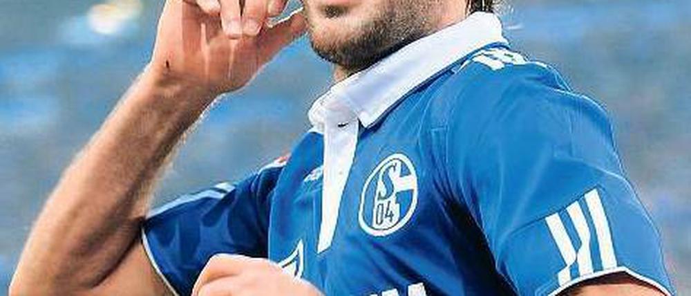 Sí, Señor. Bei Schalke ruft man Torschütze Raúl nur mit spanischer Anrede. Foto: dapd