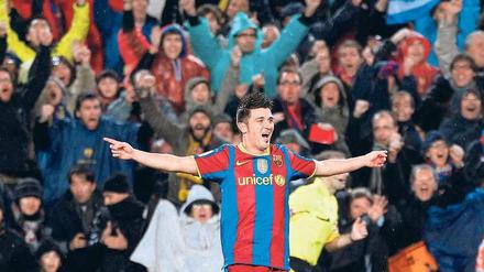 Liebling der Massen. Barcelonas David Villa wurde von den Fans im Camp Nou frenetisch gefeiert. Der Neuzugang erzielte zwei Tore zum 5:0-Sieg gegen Real. Foto: Reuters