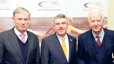 Präsidenten unter sich. Die ehemaligen Bundespräsidenten Horst Köhler und Richard von Weizsäcker posieren mit dem wiedergewählten DOSB-Chef Thomas Bach. Foto: dpa