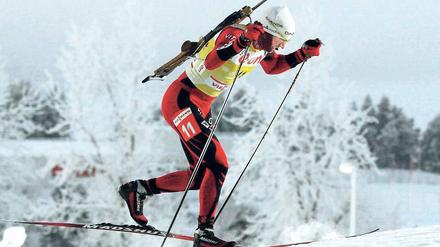 Rot auf Weiß. Bei bitterer Kälte gewann der norwegische Doppel-Olympiasieger Emil Hegle Svendsen zum zweiten Mal einen Biathlon-Weltcup in diesem Winter. Foto: Reuters