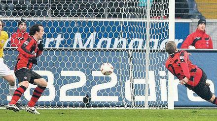 Volley im Wegrutschen. Der Frankfurter Marco Russ (rechts) erzielt das frühe 1:0. Foto: AFP