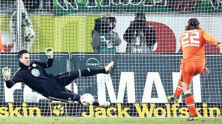 Fehlbar vom Punkt. Bremens Torsten Frings scheitert am Wolfsburger Torwart Diego Benaglio.Foto: AFP