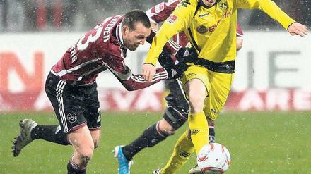 Nicht zu bremsen. Auch der Nürnberger Julian Schieber (l.) konnte Lukasz Piszek und Borussia Dortmund nicht aufhalten. Foto: dpa