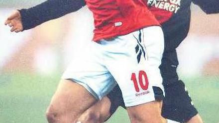 Stark verloren. Lukas Podolski (mit Ball) überzeugte im rheinischen Derby, die Niederlage konnte Kölns Nationalspieler allerdings auch nicht verhindern. Foto: dpa