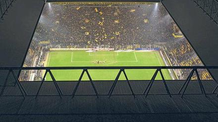 Das Herz in Westfalen. Viele der Dortmunder Jungprofis, die sich hier von den Fans auf der Tribüne feiern lassen, sind unweit des Dortmunder Stadions aufgewachsen oder spielen schon seit der Jugend beim BVB. 
