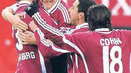 Lass Dich herzen. Nürnbergs Spieler feiern Torschütze Andreas Wolf (2.v.l.). Foto: dpa