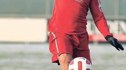 Ein letzter Antritt. Ende November spielte Ailton noch für den Bremer Viertligisten FC Oberneuland, inzwischen gilt er als verschollen. Foto: Nordphoto