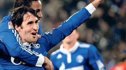 Im Alleingang. Raúls drei Tore waren gegen den 1. FC Köln für Schalke mehr als genug zum Sieg.Foto: dapd