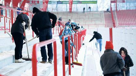 Union schaufelt sich frei. Über 400 Freiwillige befreiten am Sonntag die Alte Försterei von Schnee und Eis. Auch heute muss wieder geschippt werden. Foto: Matthias Koch
